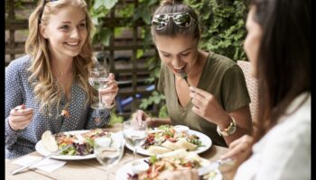 דיאטות דלות פחמימות ומצבים חברתיים: אתגרי ניווט